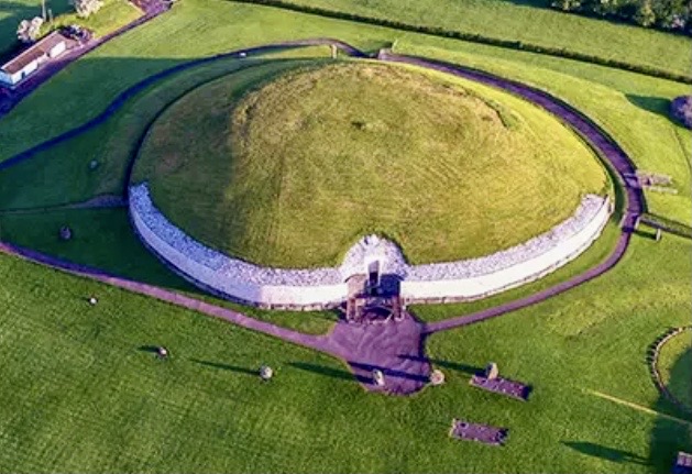 Newgrange, Ierland is ouder dan de piramides van Gizeh. Newgrange is vermoedelijk gebouwd rond 3200 v. Chr. In deze tijd beschikten mensen nog niet over metalen werktuigen.
